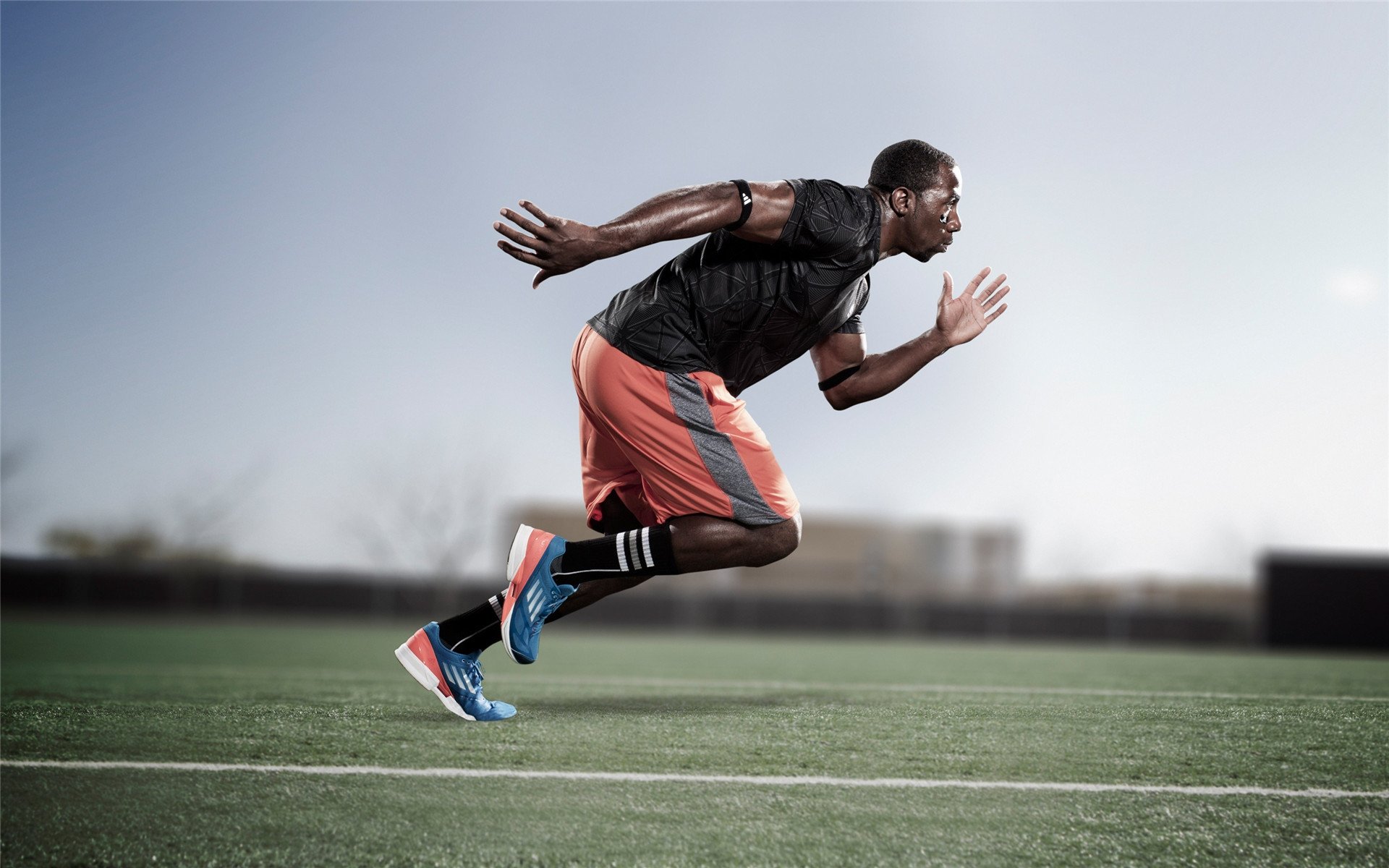 “高新体育中心羽毛球赛:选手精准击球,精彩纷呈”